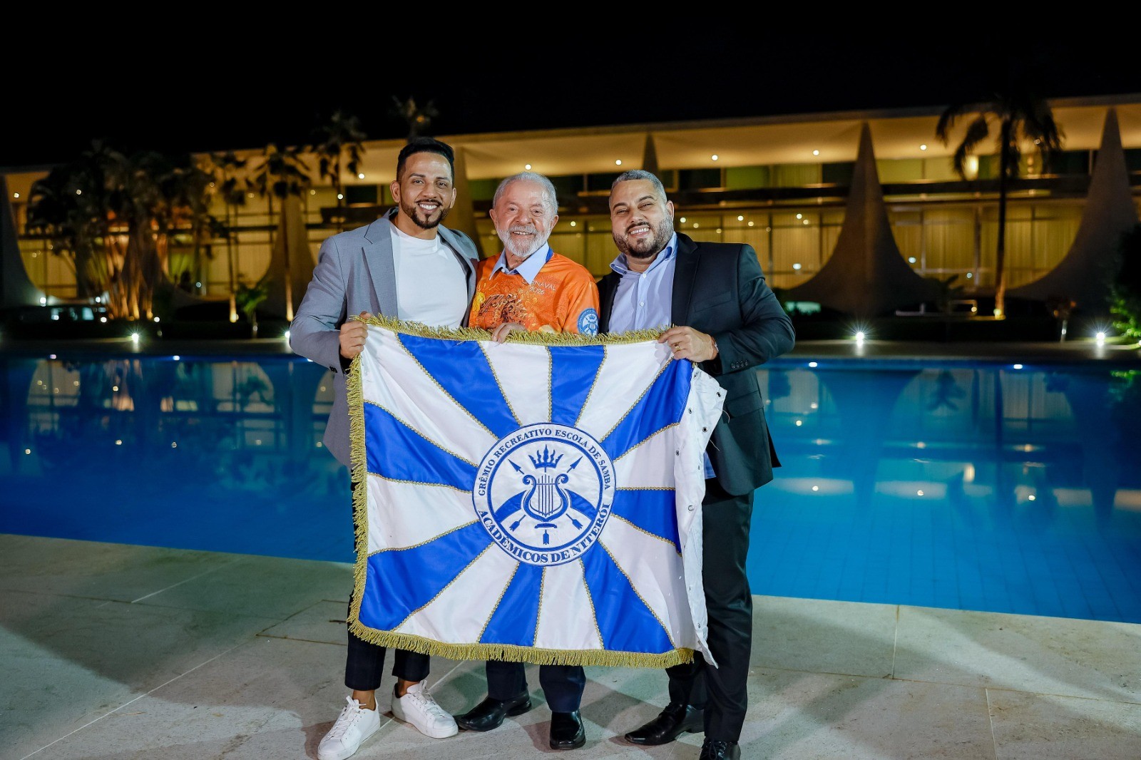 Planalto muda tom, veta ministros, mas Janja mant&eacute;m planos de desfilar em carro na Sapuca&iacute;