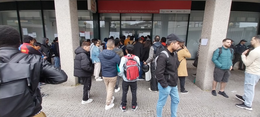 Imigrantes se aglomeram na porta da AIMA Porto em busca de atendimento