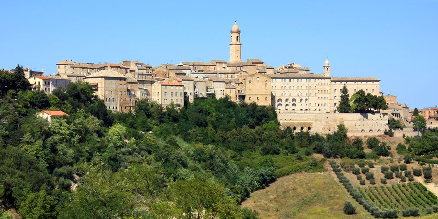 O vilarejo de Petrioli, na região central da Itália, pode ser alugado por completo