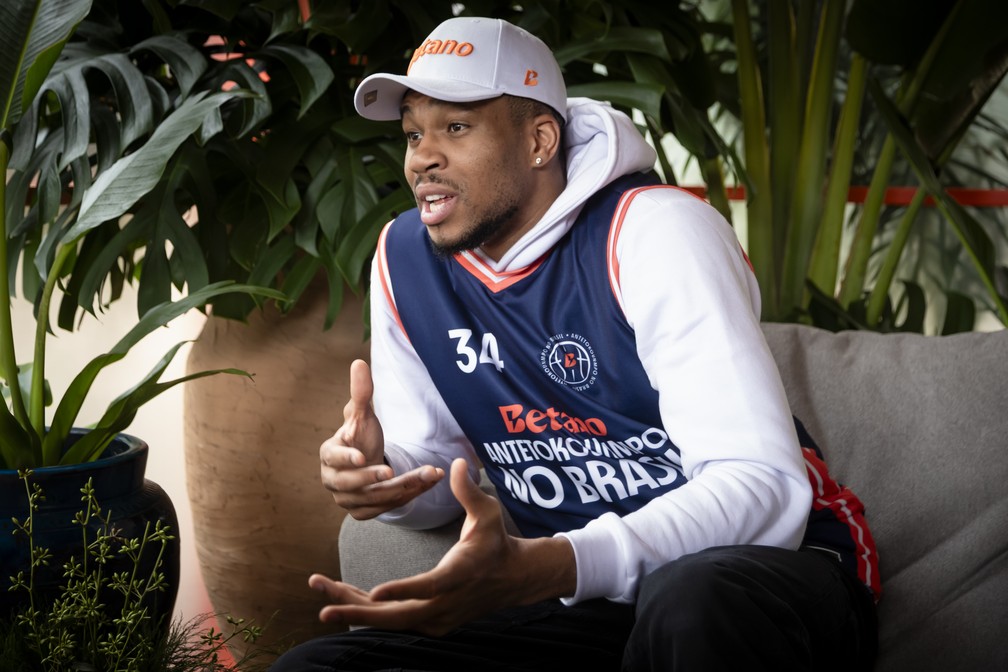 Giannis Antetokounmpo em conversa com o GLOBO — Foto: Leo Martins