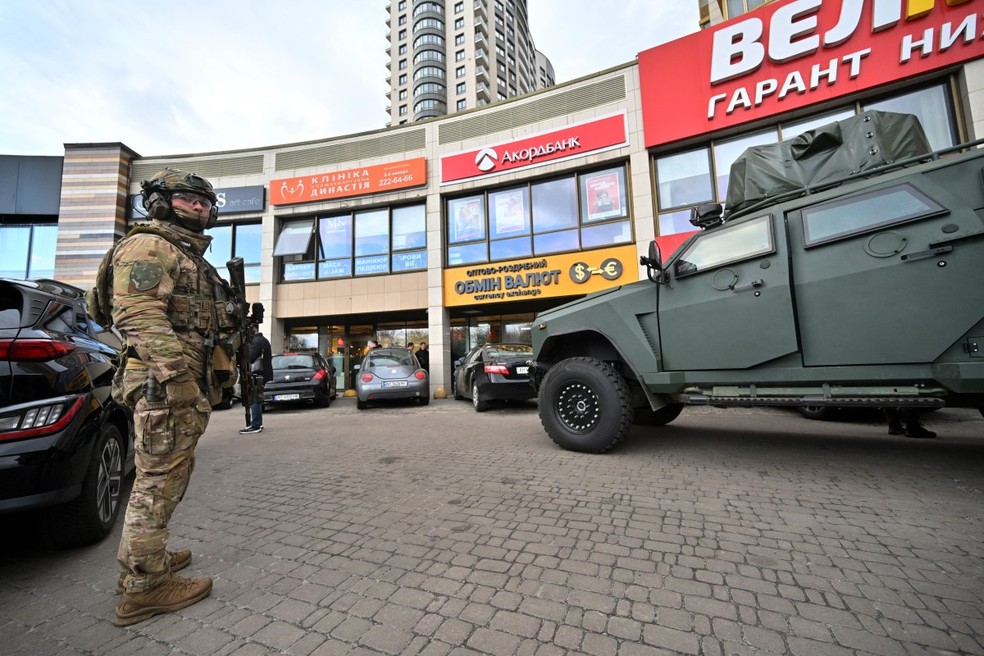 Agente de seguran&ccedil;a em frente a supermercado onde houve ataque a tiros em Kiev &mdash; Foto: SERGEI SUPINSKY / AFP