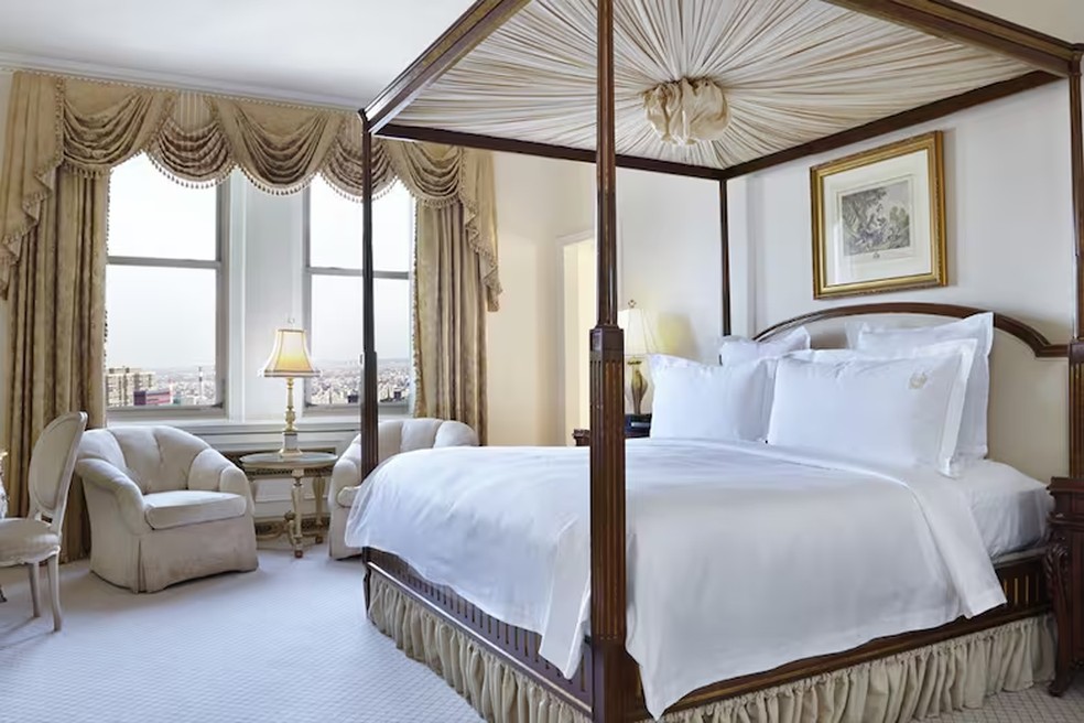 O quarto combina conforto e estilo, com design moderno e vista para a cidade. — Foto: www.waldorfnewyork.com