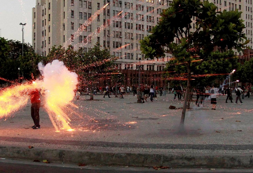 Rojão disparado por manifestantes atinge o cinegrafista da Band Santiago Andrade durante protesto no centro do Rio, em fevereiro de 2014