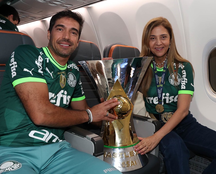 Abel Ferreira e Leila Pereira com o troféu do Campeonato Brasileiro