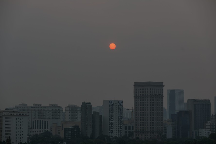 ARQUIVO: O céu do fim de tarde em São Paulo coberto de fumaça oriunda de queimadas na Amazônia
