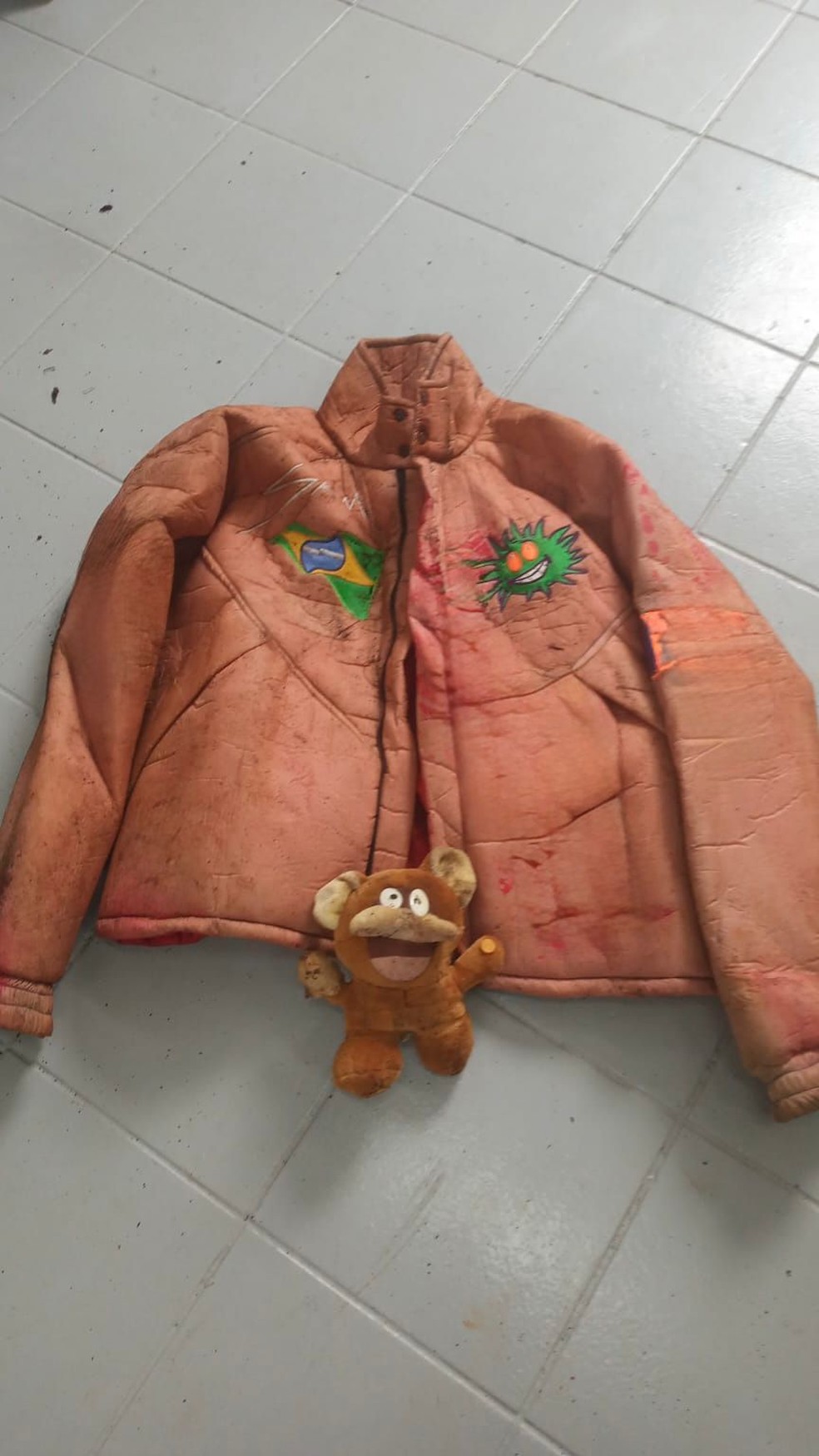 Jaqueta e pelúcias foram encontrados em exumação de corpos dos integrantes da banda Mamonas Assassinas — Foto: Jorge Santana | Arquivo pessoal