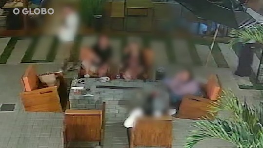 Dois homens sofrem queimaduras em restaurante de Teresópolis após garçom tentar acender lareira de mesa; veja o vídeo