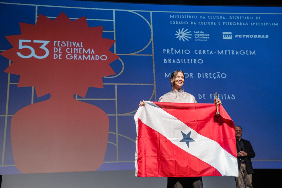 Adriana de Faria celebra vitória no Festival de Gramado, com "Boiuna", levantando a bandeira do Pará — Foto: Divulgação/Cleiton Thiele/Ag.Pressphoto