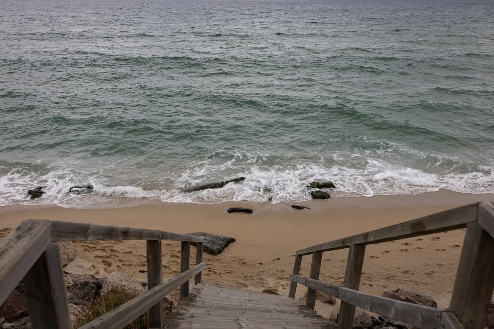 Extensão de areia tomada por mar em praia na Espanha — Foto: Finbarr O’Reilly / The New York Times
