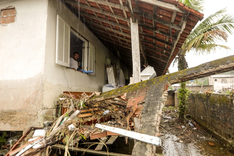 Destruição. Cícero teve a casa invadida pela água no Parque Mambucaba, em Angra — Foto: Gabriel de Paiva