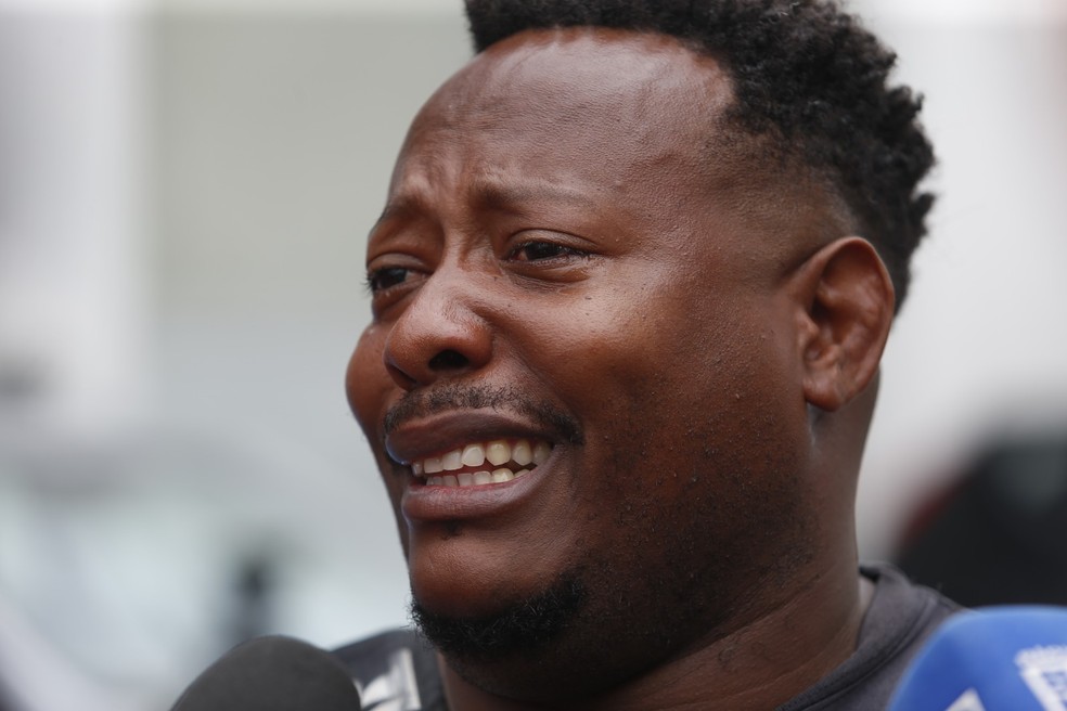 O amigo de Adonias Cláudio dos Santos foi baleado no tiroteio: "Eu olhei pra trás e vi o sangue saindo da cabeça dele. Como que vai ser agora?" — Foto: Fabiano Rocha / Agência O Globo