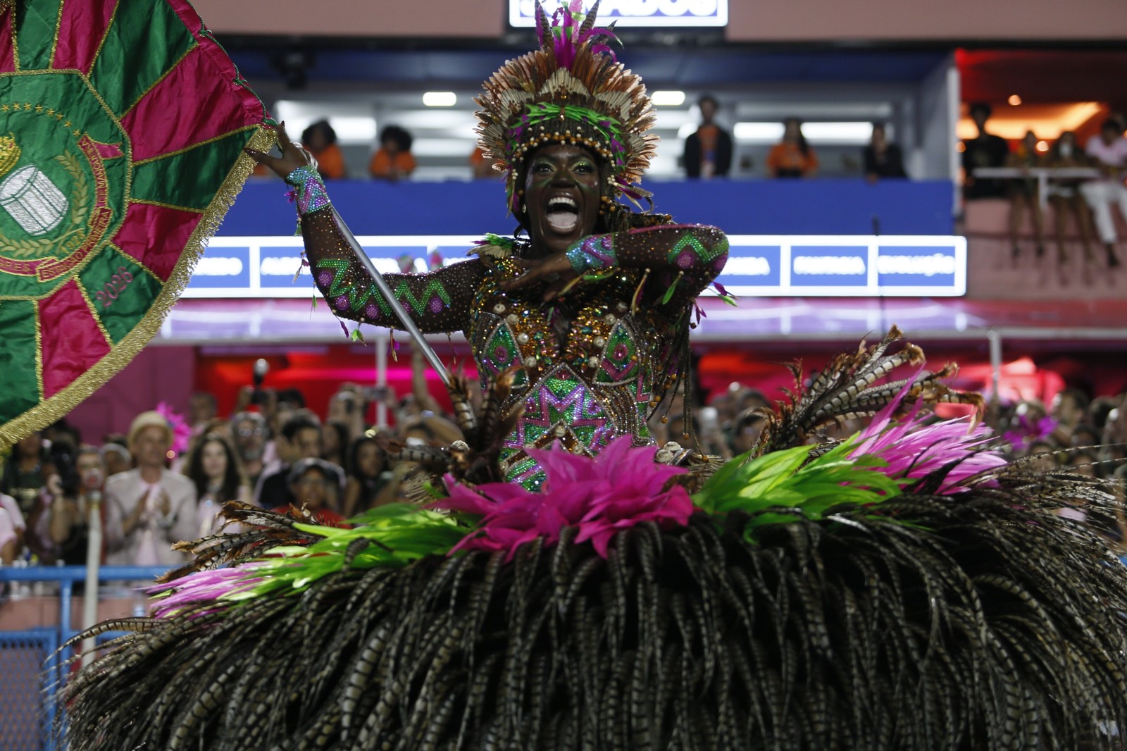 Estandarte de Ouro tem Cintya Santos, da Mangueira, como melhor Porta-bandeira do carnaval 2026. Esse é o segundo prêmio dela na categoria — Foto: Marcelo Theobald