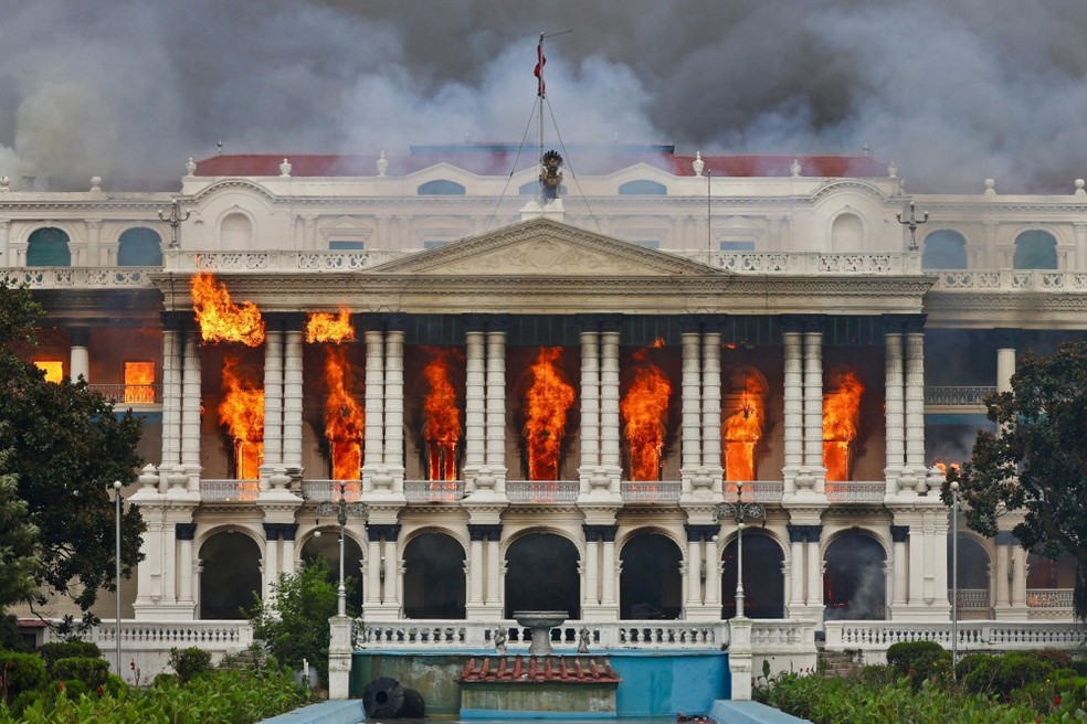 Incêndio atinge um dos principais prédios do governo, o Singha Durbar. — Foto: ANUP OJHA