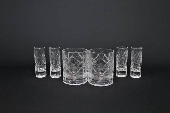 Conjunto de quatro copos para whisky, em cristal transparente, com inscrições em russo, dado por Vladmir Putin. Valor: R$ 230 — Foto: Divulgação