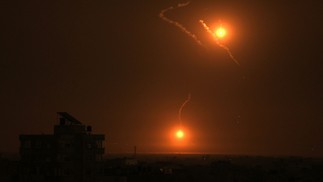 Militares israelenses informaram ao New York Times que tropas e tanques estão na Faixa de Gaza — Foto: Yousef Hassouna / AFP