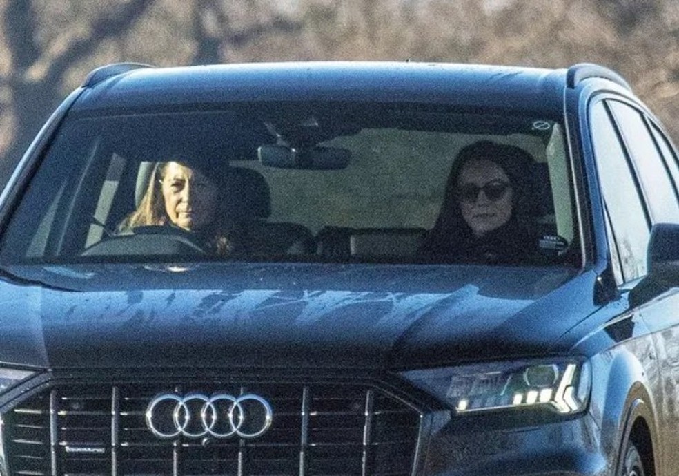 Kate Middleton foi fotografada no carro, ao lado da mãe — Foto: Reprodução / Twitter