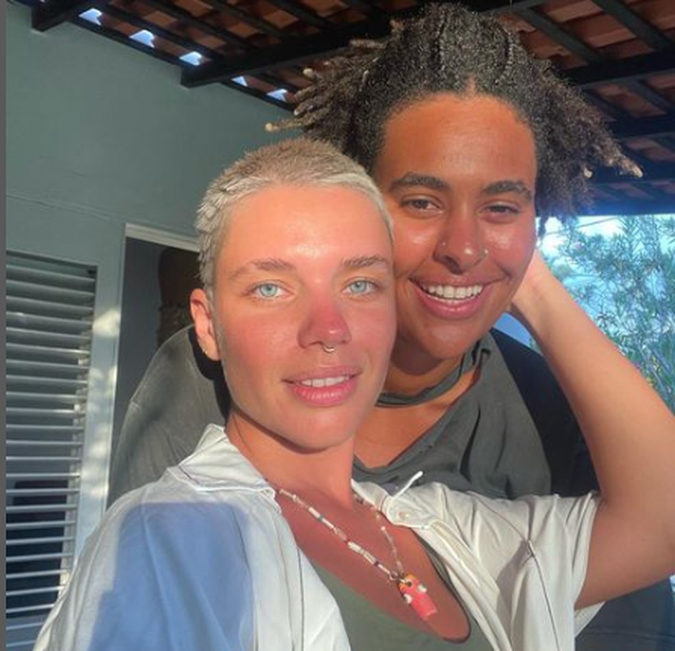 Bruna Linzmeyer com a namorada, Marta — Foto: Reprodução/Instagram