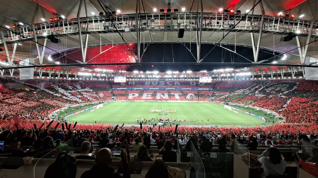 'Em busca do penta': veja mosaico feito pela torcida do Flamengo antes de jogo decisivo contra Estudiantes