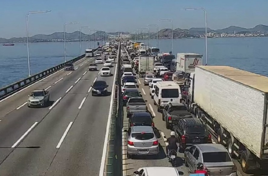 Engarrafamento na Ponte Rio-Niterói. Tempo de travessia chega a uma hora