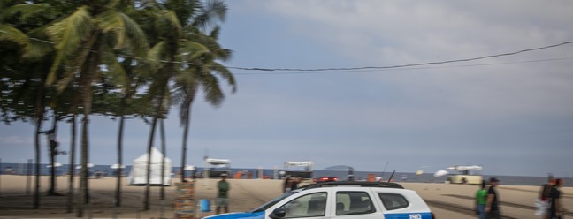 Policiamento na orla de Copacabana, bairro que tem um batalhão "exclusivo" para o bairro — Foto: Guito Moreto / Agência O Globo