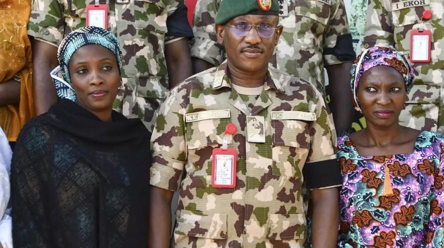 Enfermeira nigeriana da ONU, Alice Loksha (à esquerda) escapou após seis anos sequestrada por jihadistas