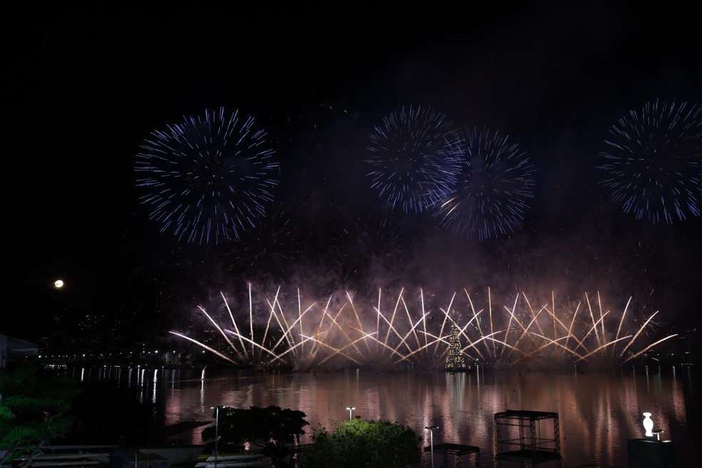 Fireworks at the inauguration of the Lagoa tree — Photo: Alexandre Cassiano / Agência O Globo