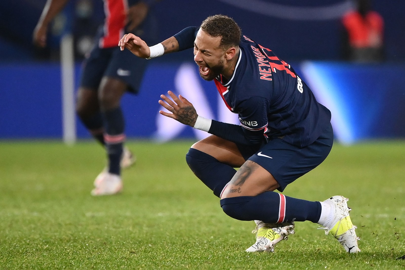 Durante jogo do PSG contra o Lyon, Neymar sofre com problema na tibiotársica e se afasta dos gramados por quase 30 dias — Foto: FRANCK FIFE/AFP