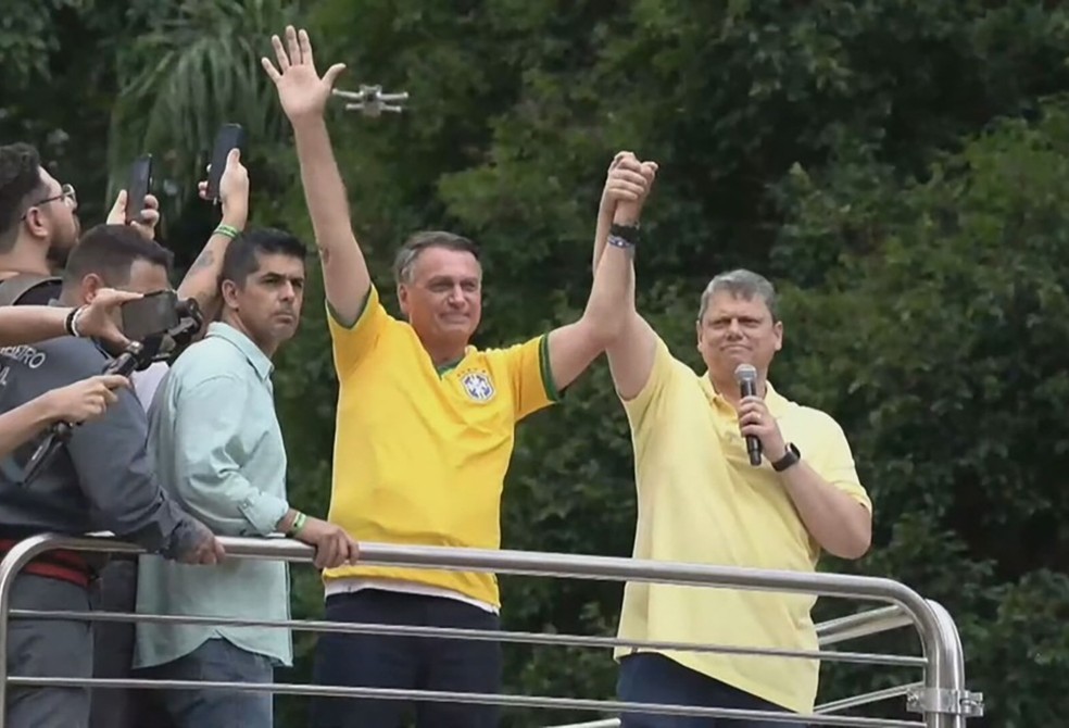 Ex-presidente Bolsonaro e governador de SP Tarcisio de Freitas em ato na Avenida Paulista — Foto: Reprodução YouTube