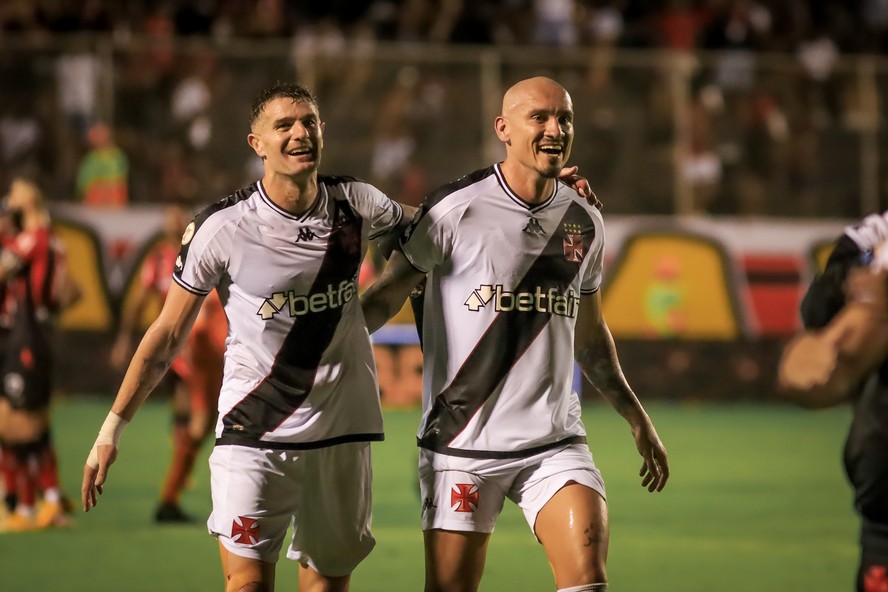 Vegetti e Maicon comemoram os três pontos conquistados contra o Vitória