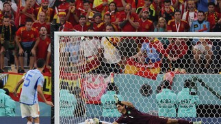 Bono defende cobrança de Sergio Busquets, e chega às quartas sem tomar gol – nem na disputa de pênltis — Foto: KARIM JAAFAR/AFP