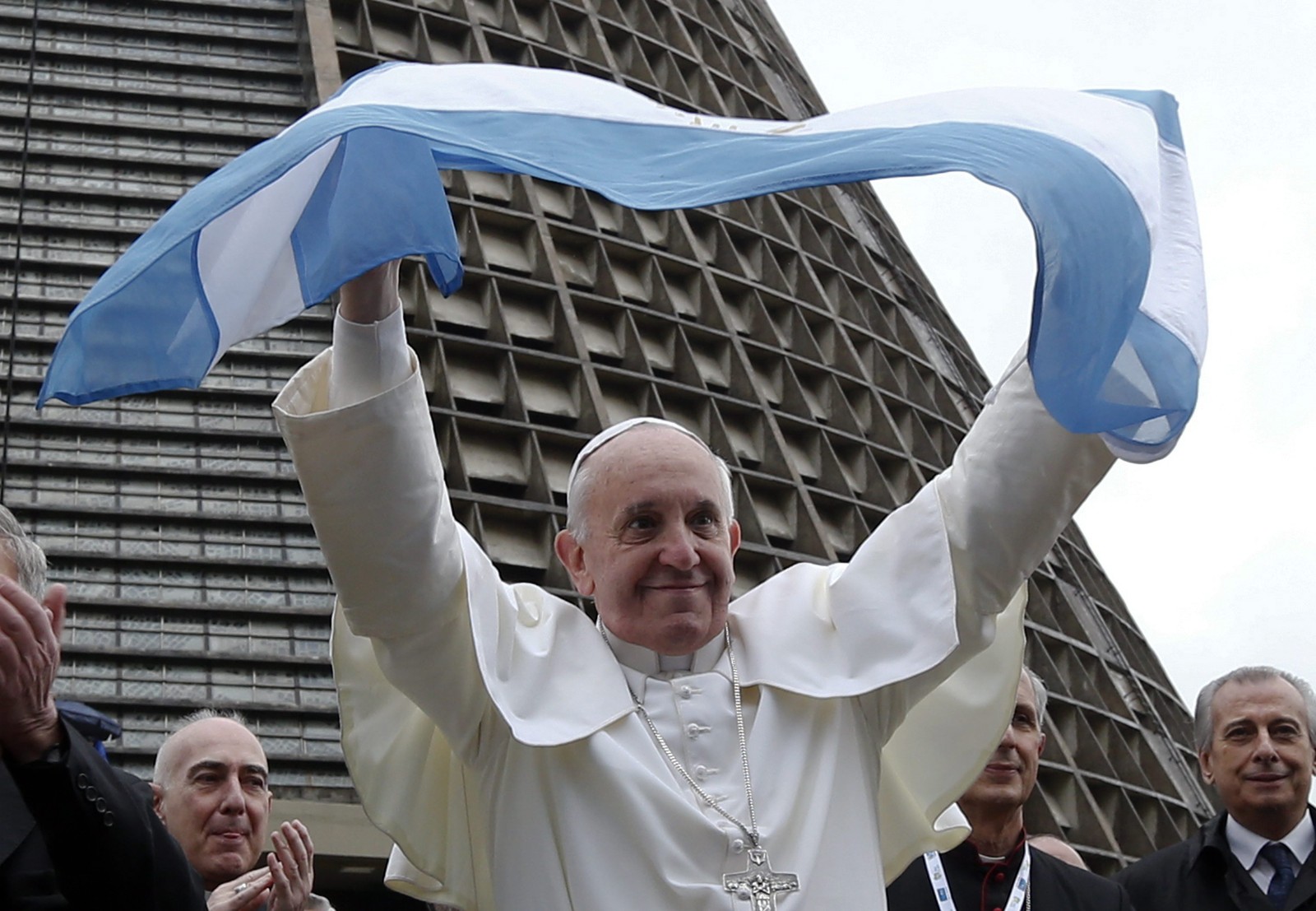 Papa Francisco segura uma bandeira da Argentina do lado de fora da Catedral Metropolitana do Rio de Janeiro em 25 de julho de 2013  — Foto: AFP PHOTO / Stefano Rellandini 
