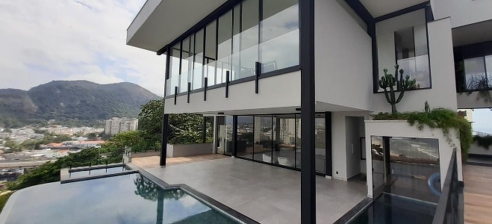 Piscina e salão principal visto da rampa de acesso ao elevador — Foto: Reprodução