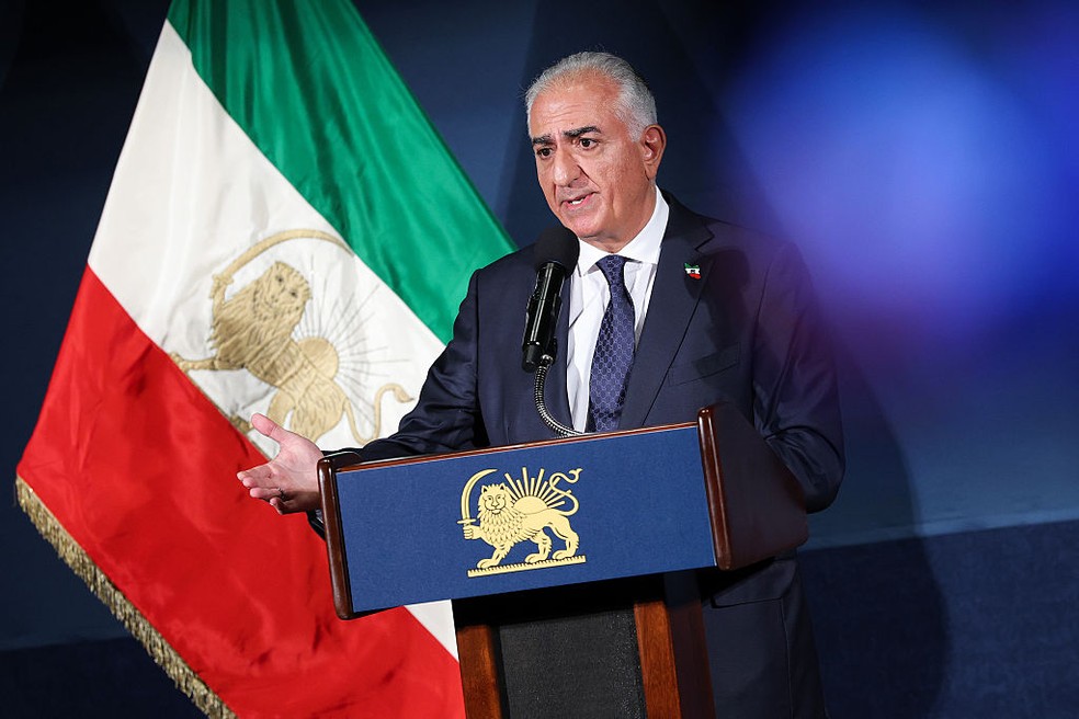 Filho do último monarca iraniano, Mohammad Reza Pahlavi, deposto na Revolução Islâmica de 1979, Reza Pahlavi defende uma transição do atual regime teocrático para um sistema democrático — Foto: Getty Images