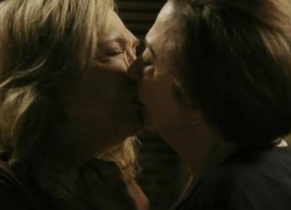Teresa (Fernanda Montenegro) and Estela (Nathalia Timberg) shared a kiss “Babilônia” — Photo: Reproduction TV Globo