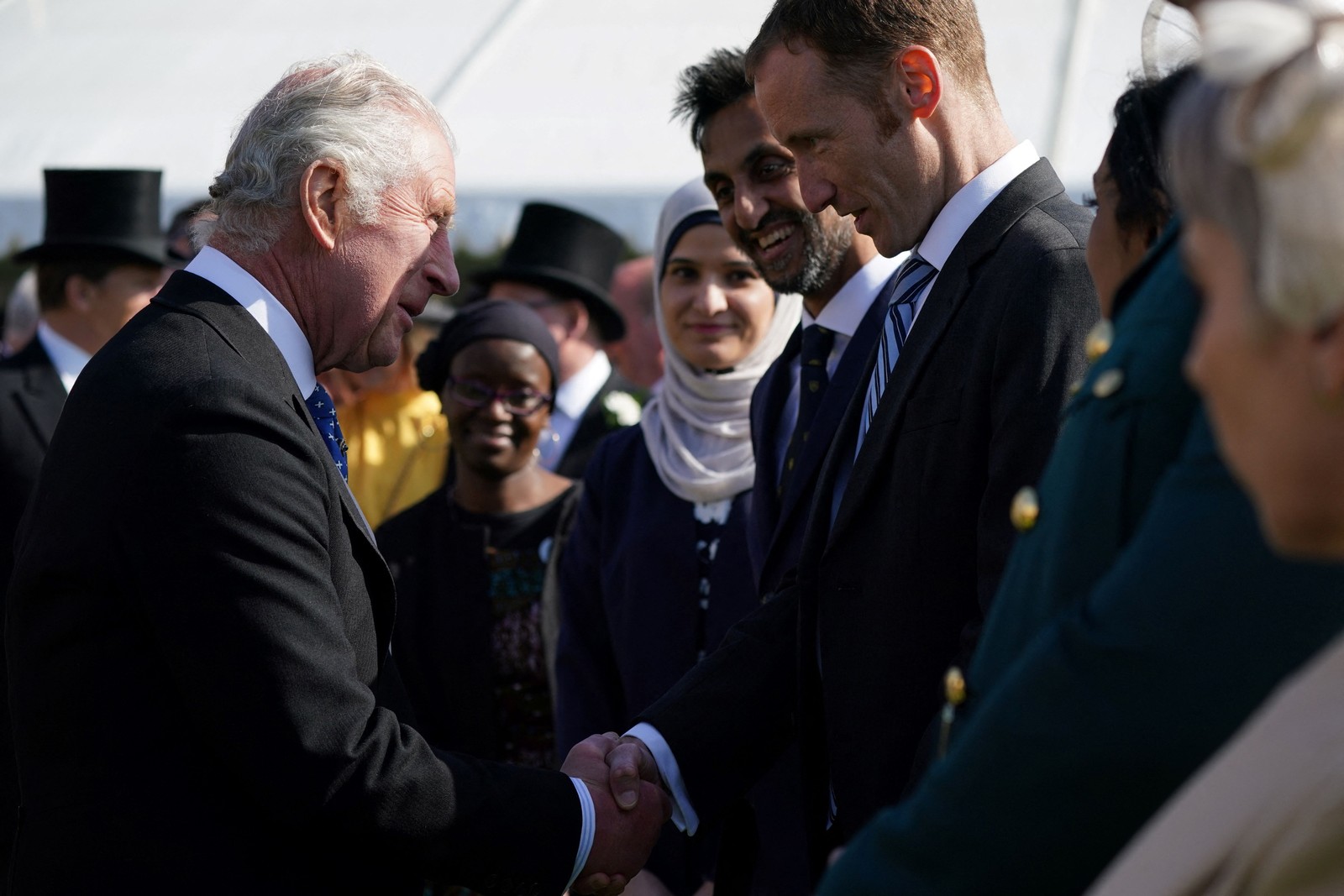 O rei Charles III encontra-se com convidados durante uma recepção no Palácio de Buckingham — Foto: Yui Mok / POOL / AFP