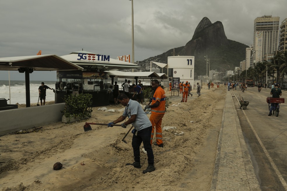 Ondas que inundaram as praias do Rio foram formadas por ciclone — Foto: Gabriel de Paiva/Agência O Globo