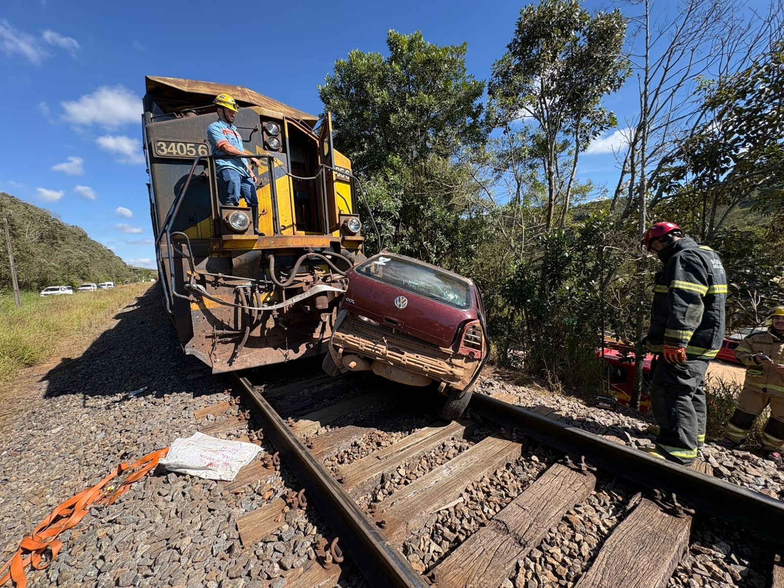 Homem morre após carro ser atingido e arrastado por trem em 
