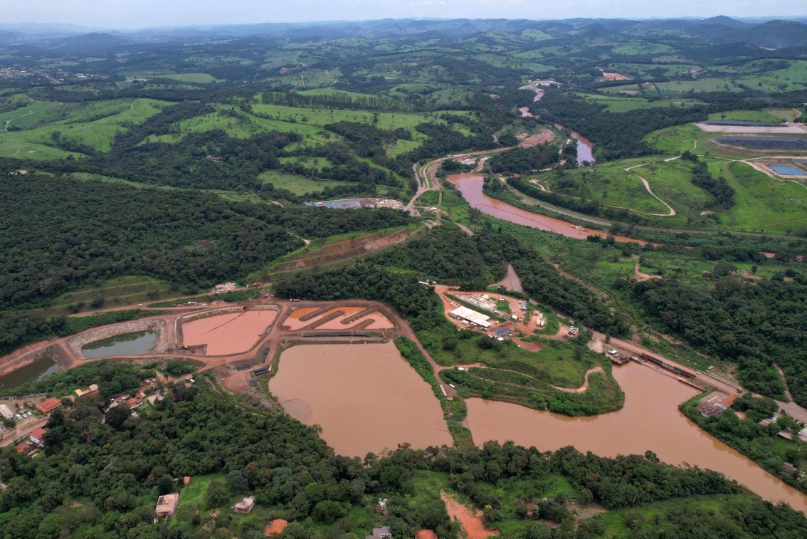View of abandoned houses and one street in Cachoeira Park, an area affected by mud from the Vale dam accident in Brumadinho — Photo: Douglas Magno / AFP