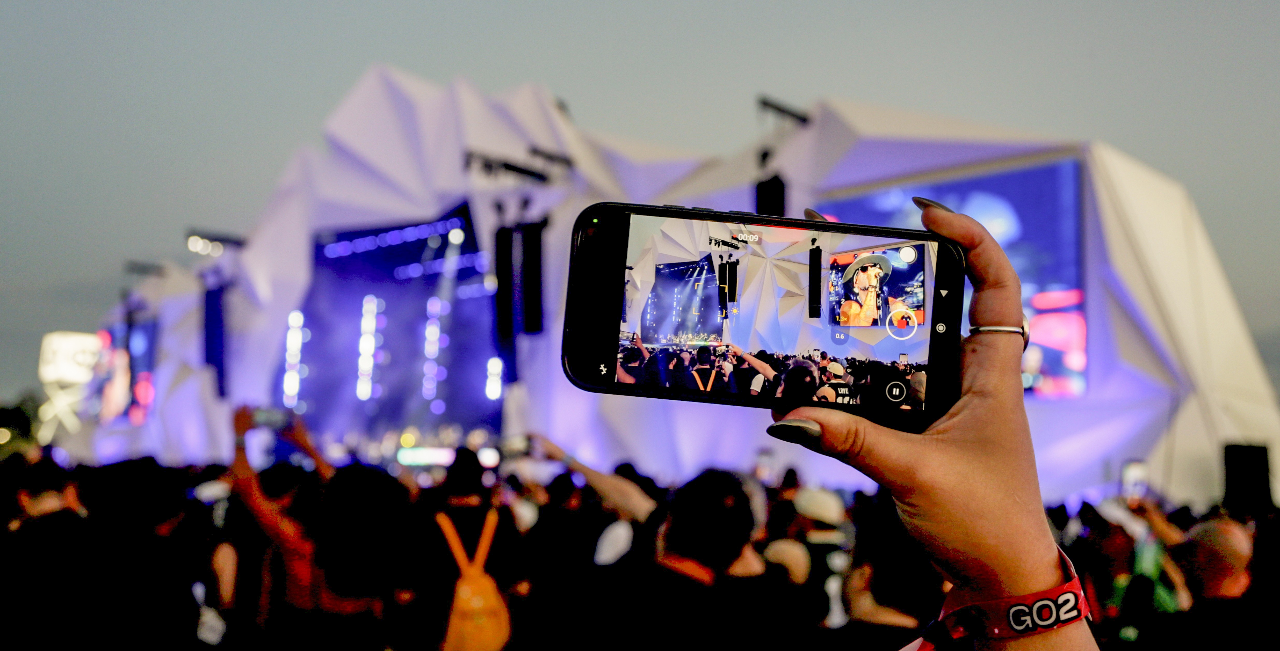 Rock in Rio: Público chega à Cidade do Rock, para segundo dia de festival, preparado para chuva