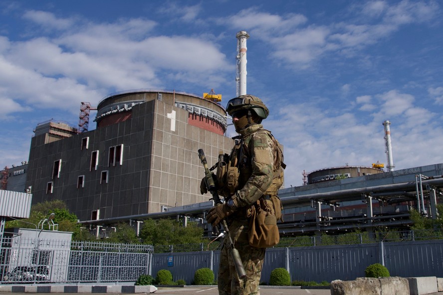 Segurança das instalações nucleares é um dos pontos destacados pela China na proposta de paz. Na foto, militar russo patrulha a área da Central Nuclear de Zaporíjia, na cidade de Enerhodar