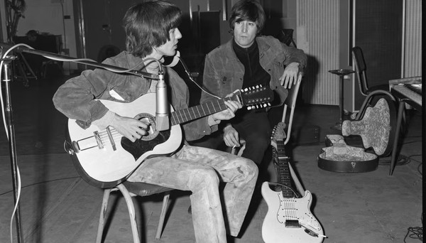 Violão tocado por John Lennon na gravação de 'Help!' e perdido há 50 anos vai a leilão