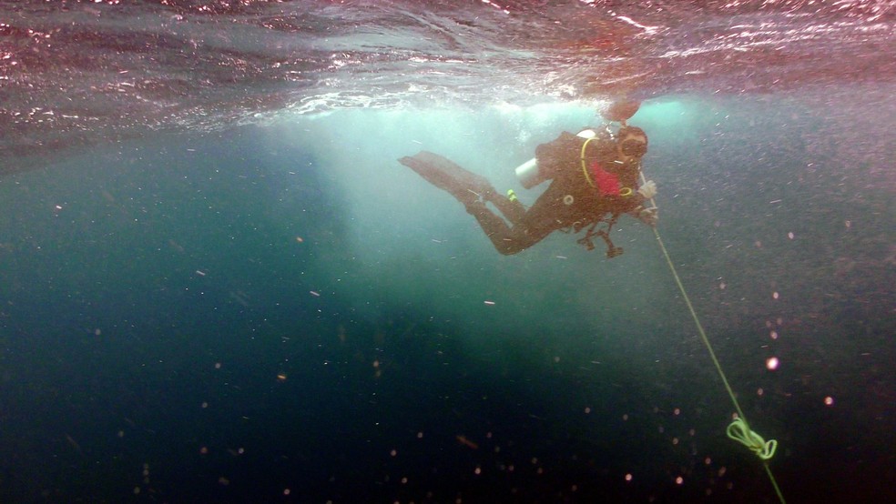 Pesquisador no mar em busca de navio: arqueologia subaquática — Foto: Divulgação/Aventuras Produções