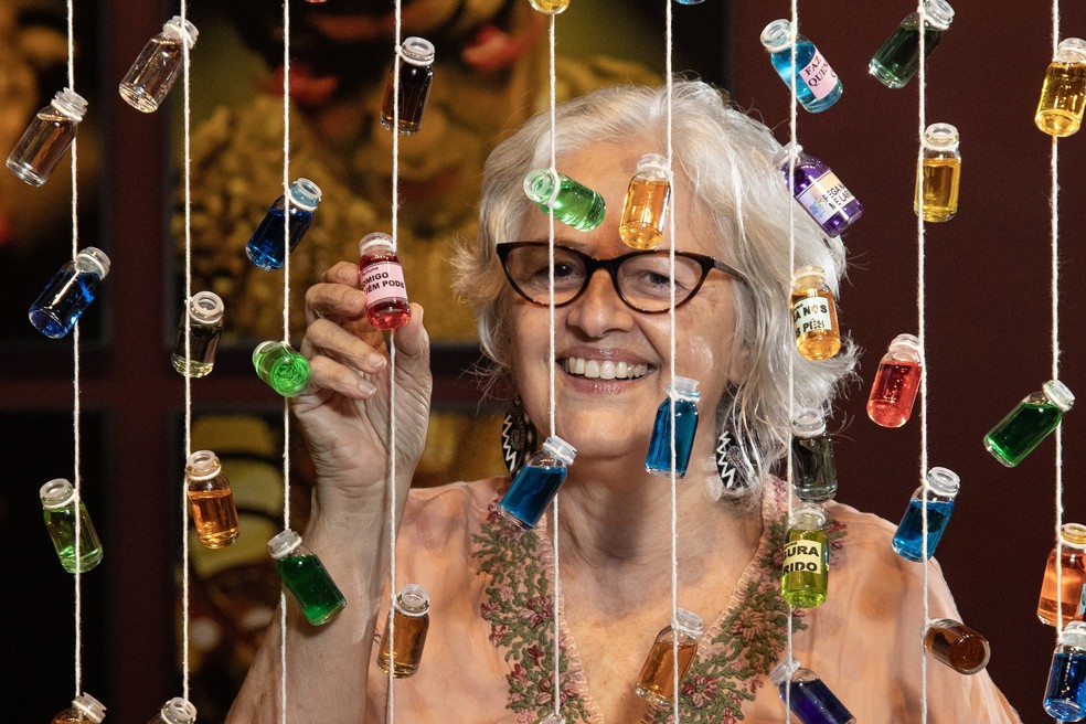 A fotógrafa durante montagem da mostra no Rio — Foto: Ana Branco