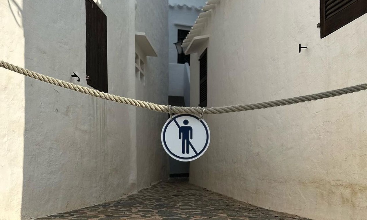 Saiba por que a 'Mykonos da Espanha' instalou barreiras contra turistas em suas ruas