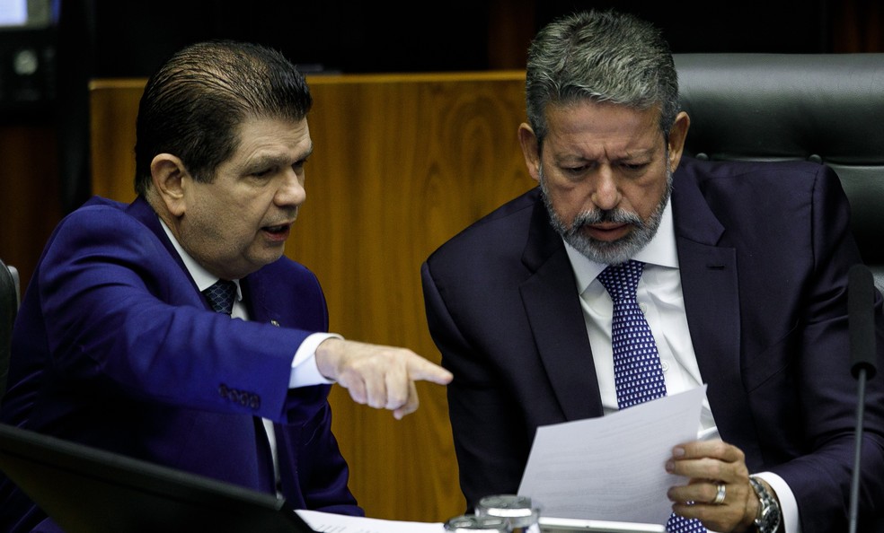  Deputado Mauro Benevides Filho (PDT-CE), relator desta regulamentação da reforma, conversa com o presidente da Câmara, Arthur Lira (PP-AL) — Foto: Brenno Carvalho / Agência O Globo