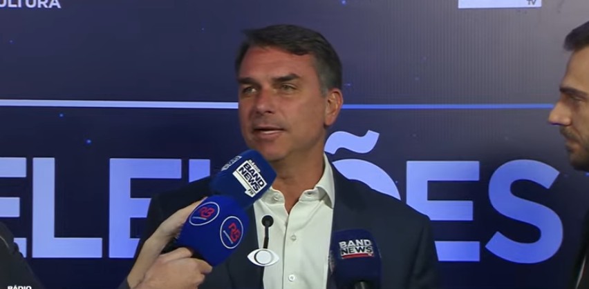 Flávio Bolsonaro mantém estratégia usada na Globo e não responde as perguntas