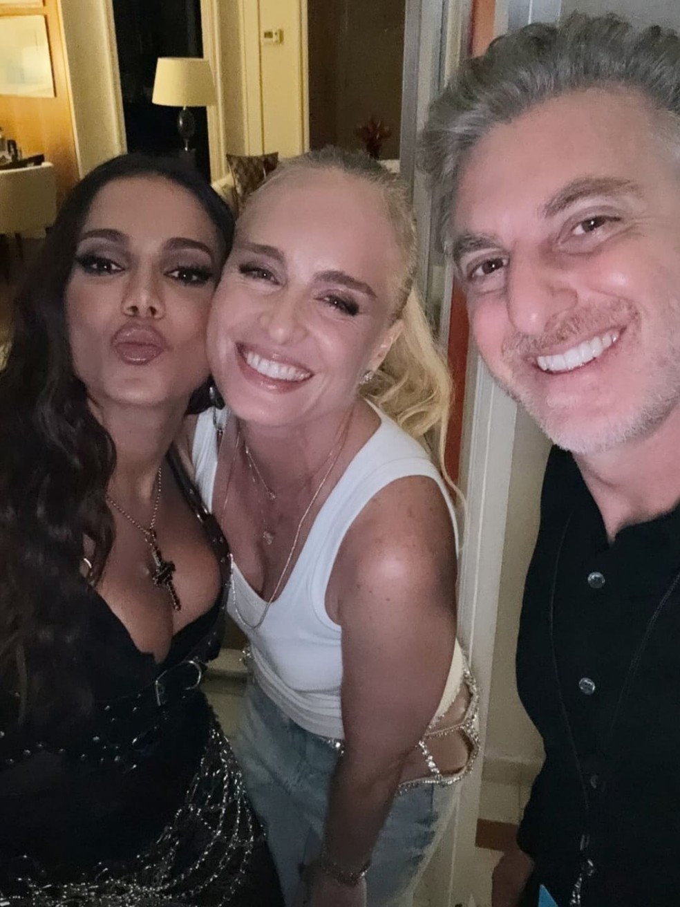 Luciano Huck, Angélica e Anitta no afterparty do show de Madonna — Foto: Reprodução/Instagram