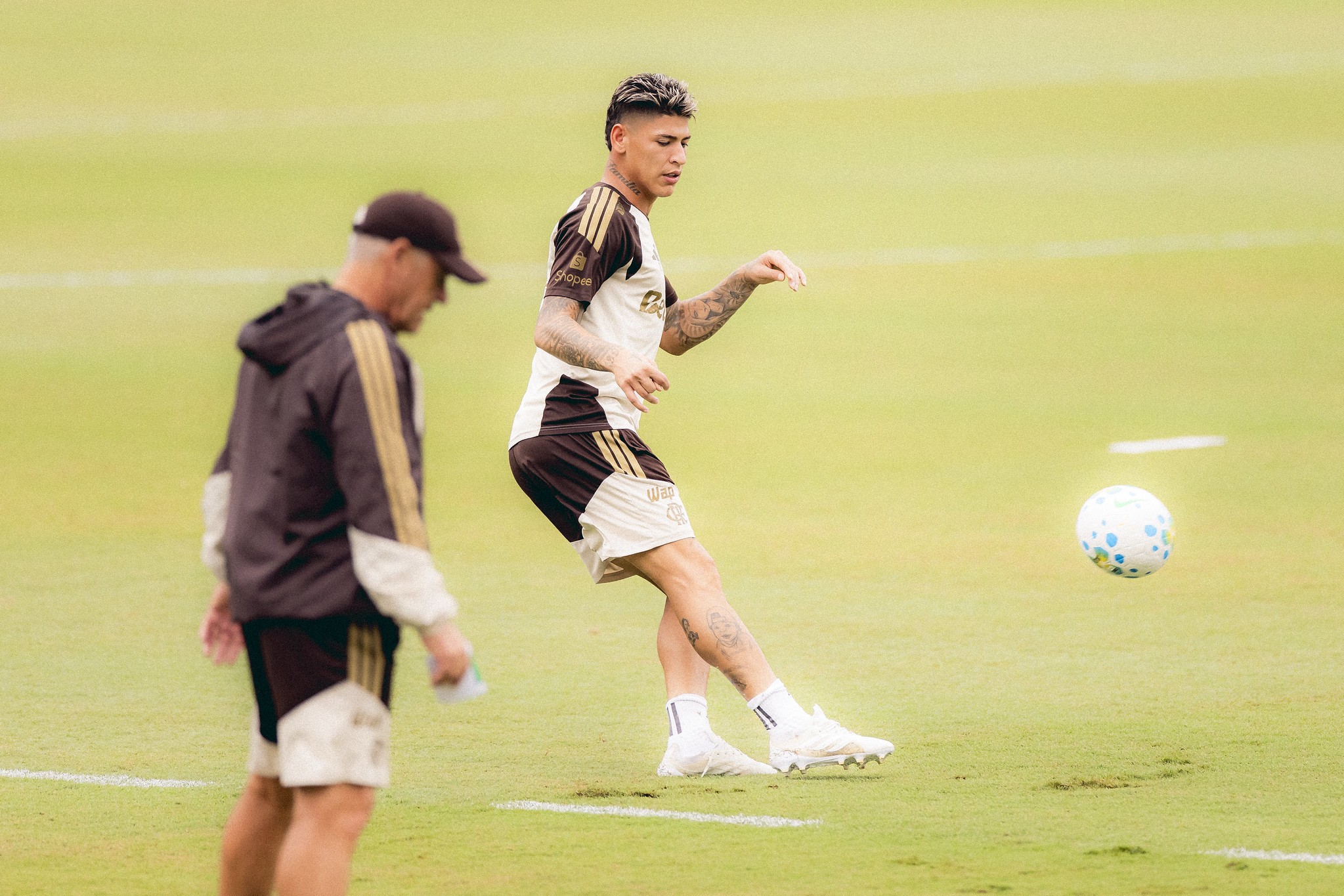 Carrascal retorna ao Flamengo após data Fifa e estará à disposição contra o Bragantino