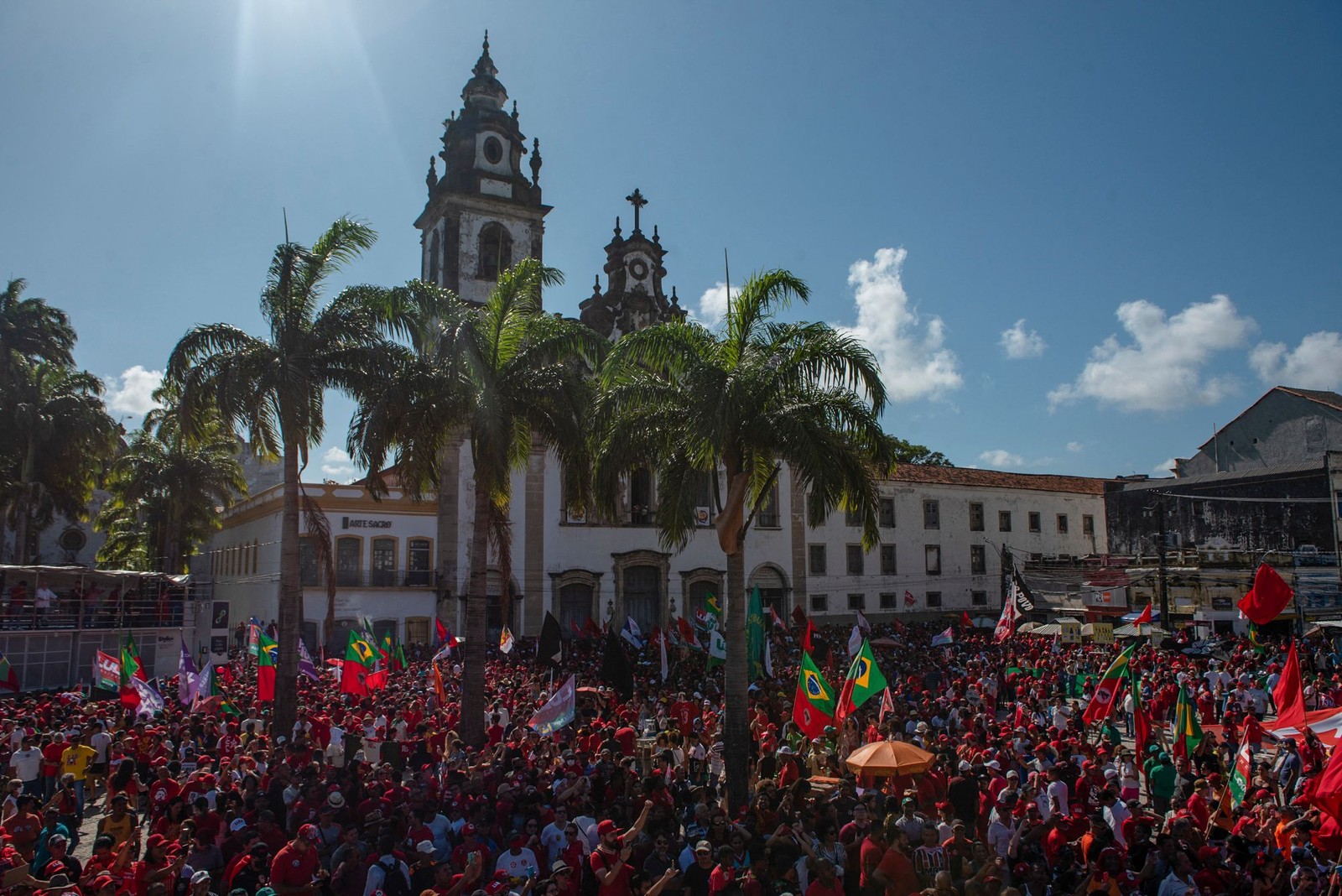 Imagem de ato de Lula junto a apoiadores, no centro de Recife (PE) — Foto: Maira Erlich/AFP