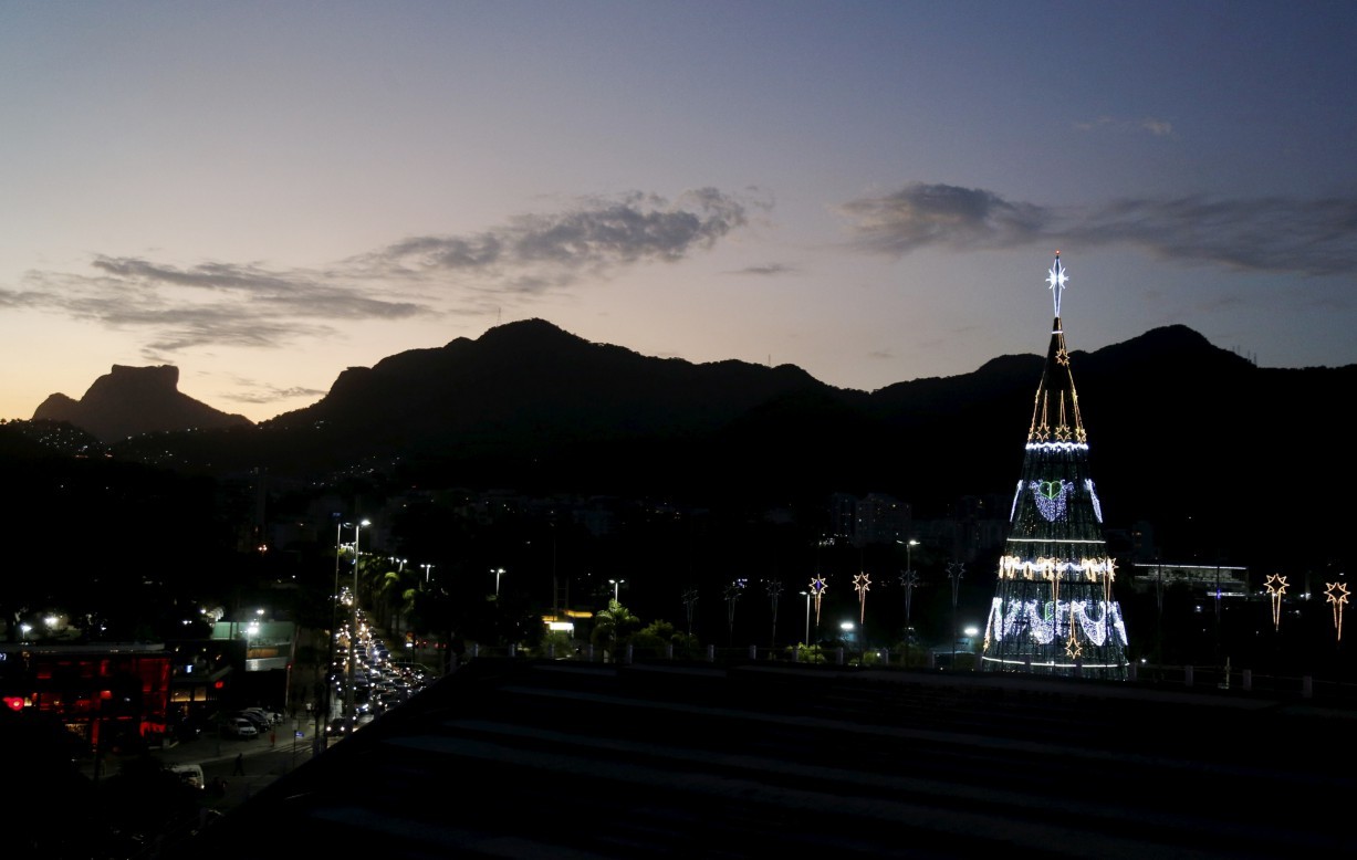 Em versão reduzida, a Árvore da Lagoa de 2023 decorou a entrada do Complexo Lagoon — Foto: Fabiano Rocha